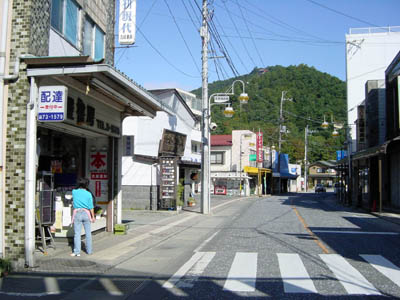 本町通り　井出酒類販売